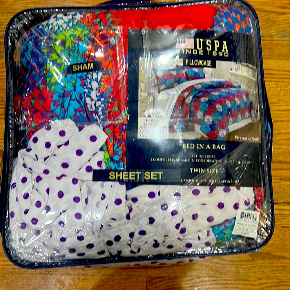 USPA brand bed in a bag 2 Twin Sets including 2 comforters 2 shams & twin sheets